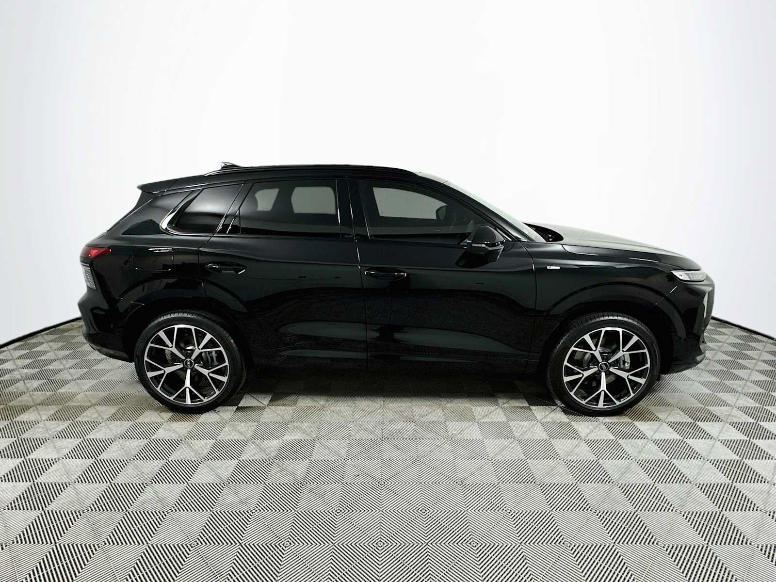 New 2026 Audi Q3 quattro 2.0T AWD/4WD image 8