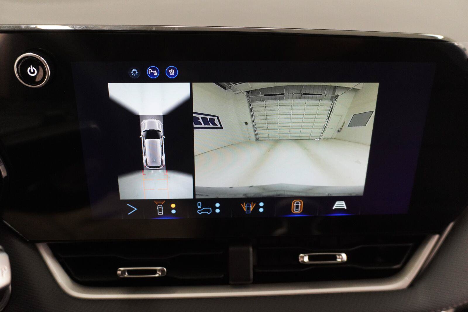 New 2027 Chevrolet Equinox LT w/ Safety and Technology Package FWD image 17