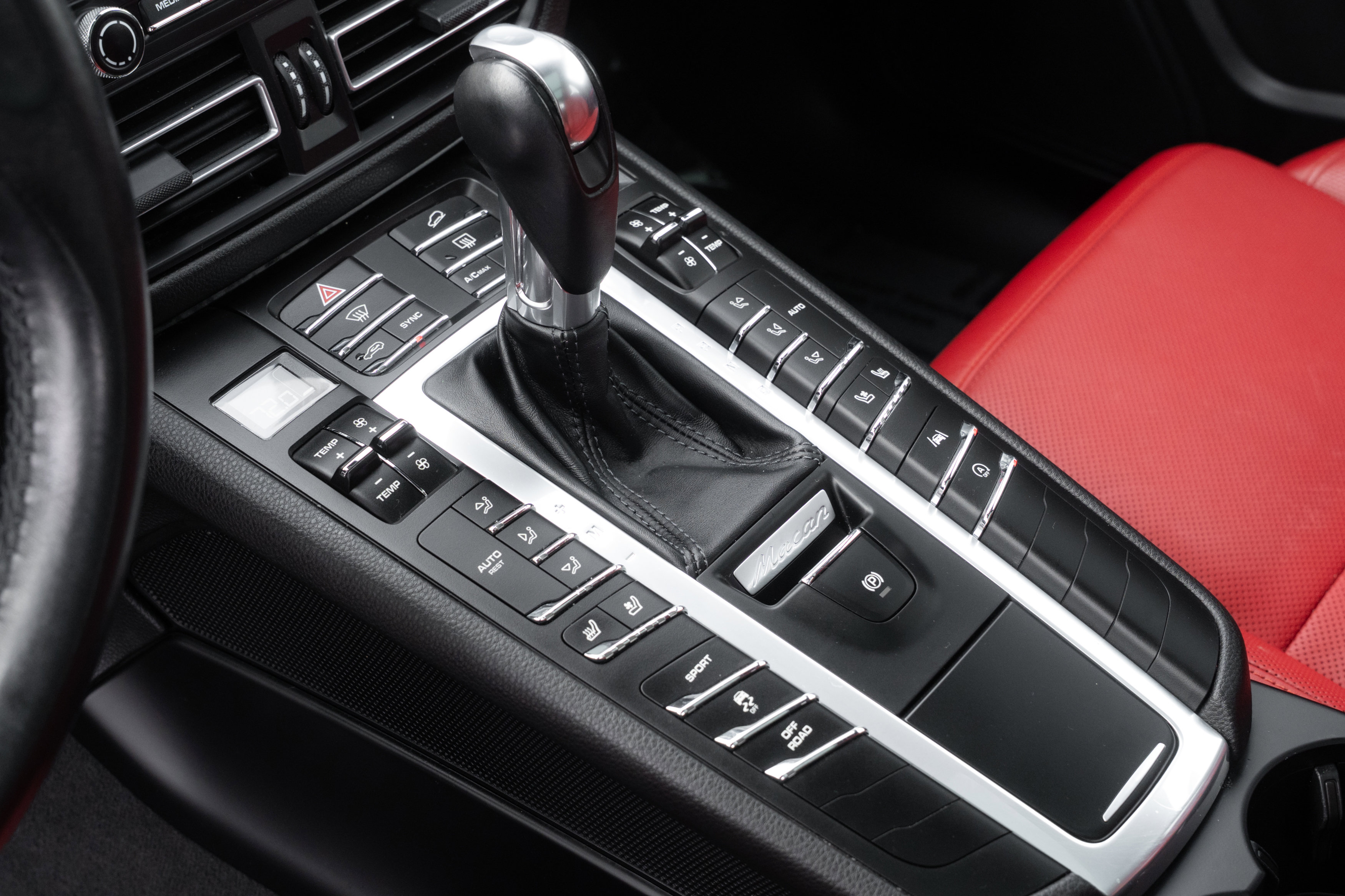 Used 2021 Porsche Macan image 16