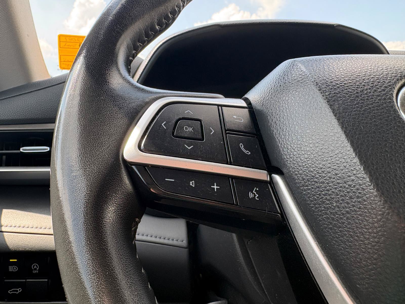 Used 2024 Toyota Highlander LE FWD image 37