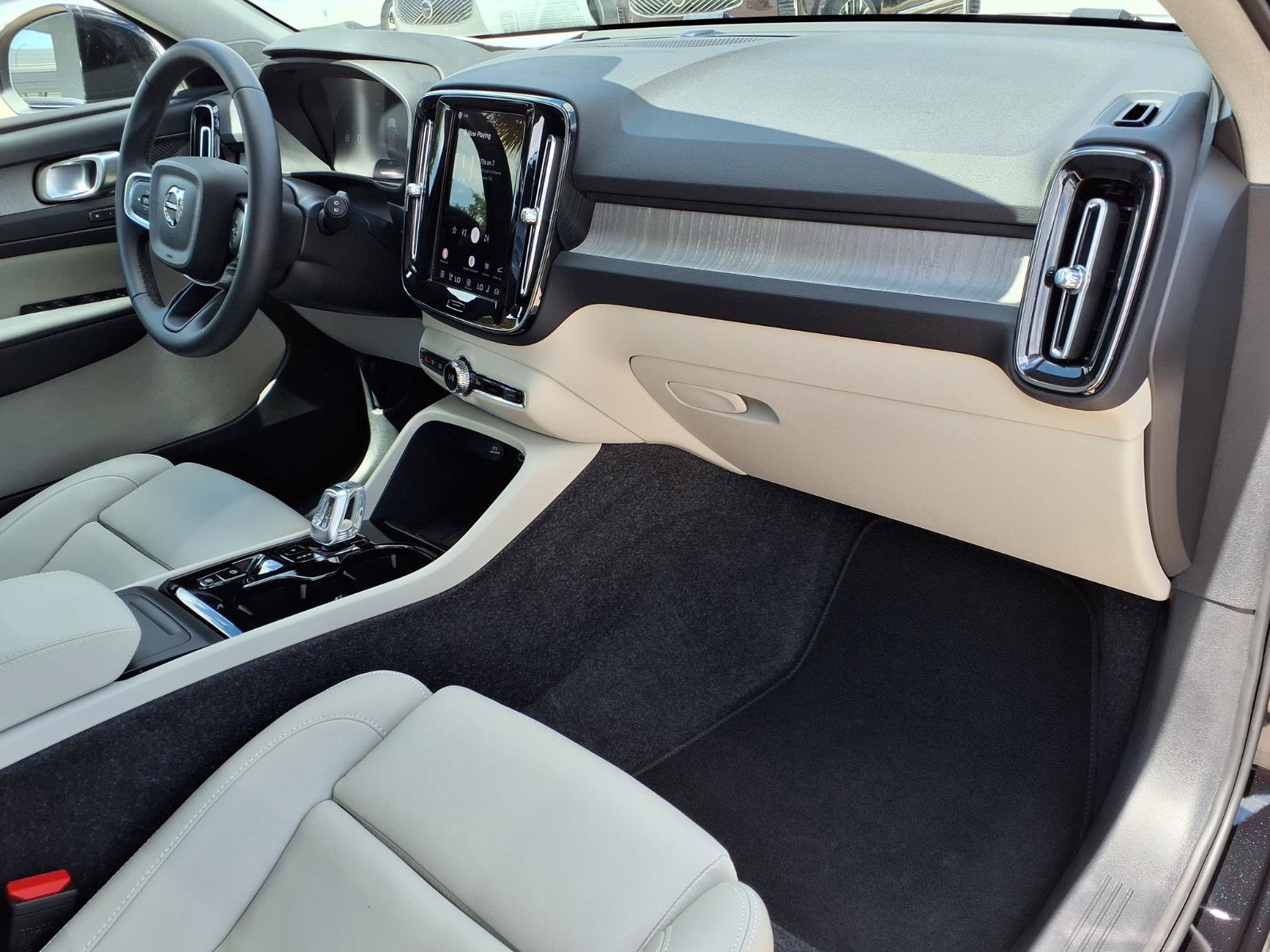 Certified 2025 Volvo XC40 B5 Ultra AWD/4WD image 10