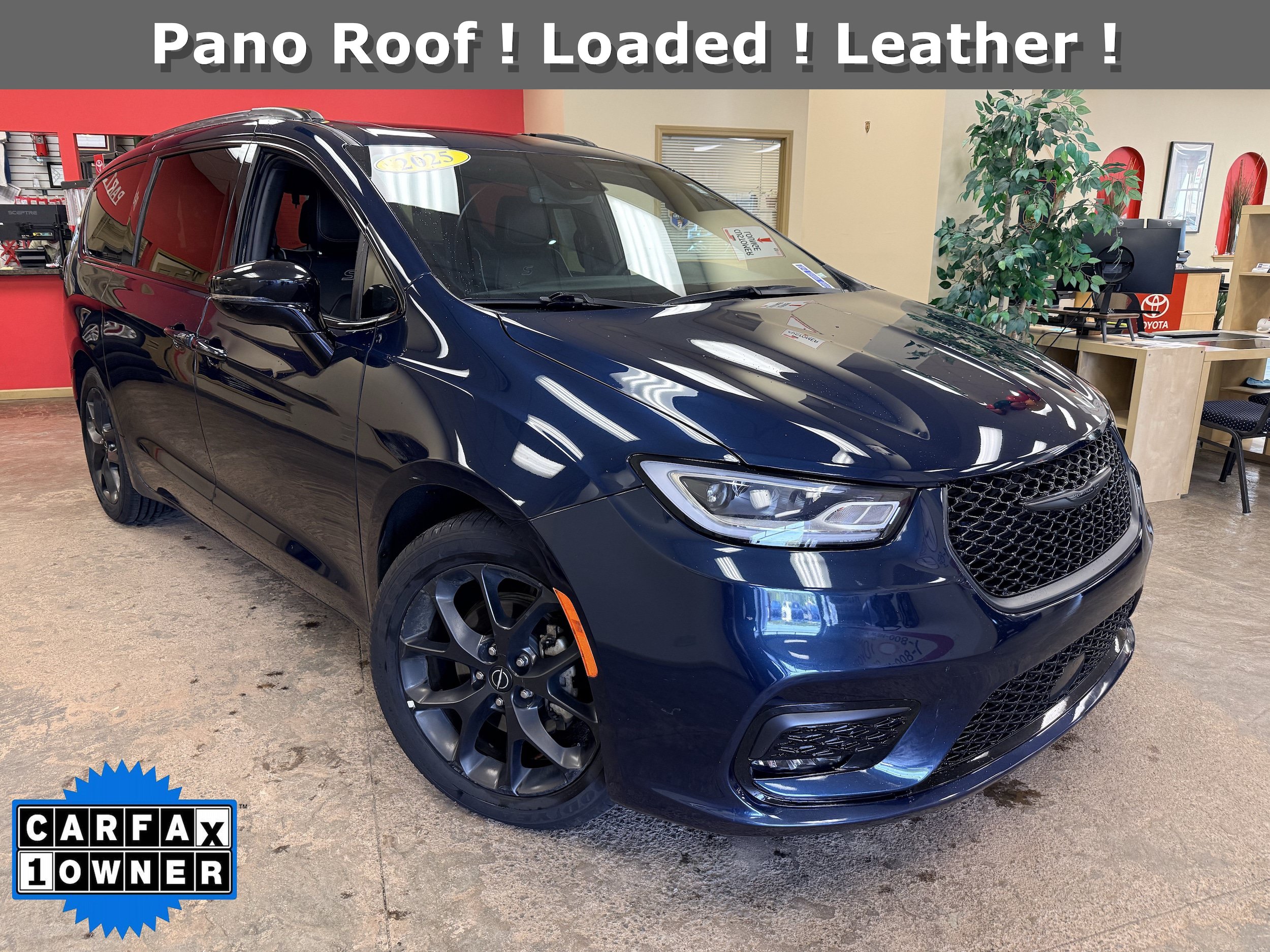 Used 2025 Chrysler Pacifica Limited FWD image 1
