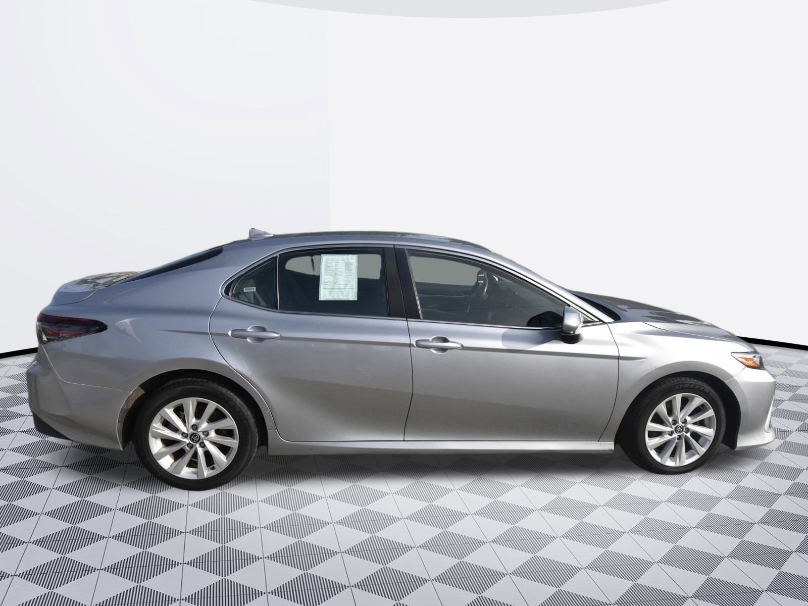 Used 2022 Toyota Camry LE image 5