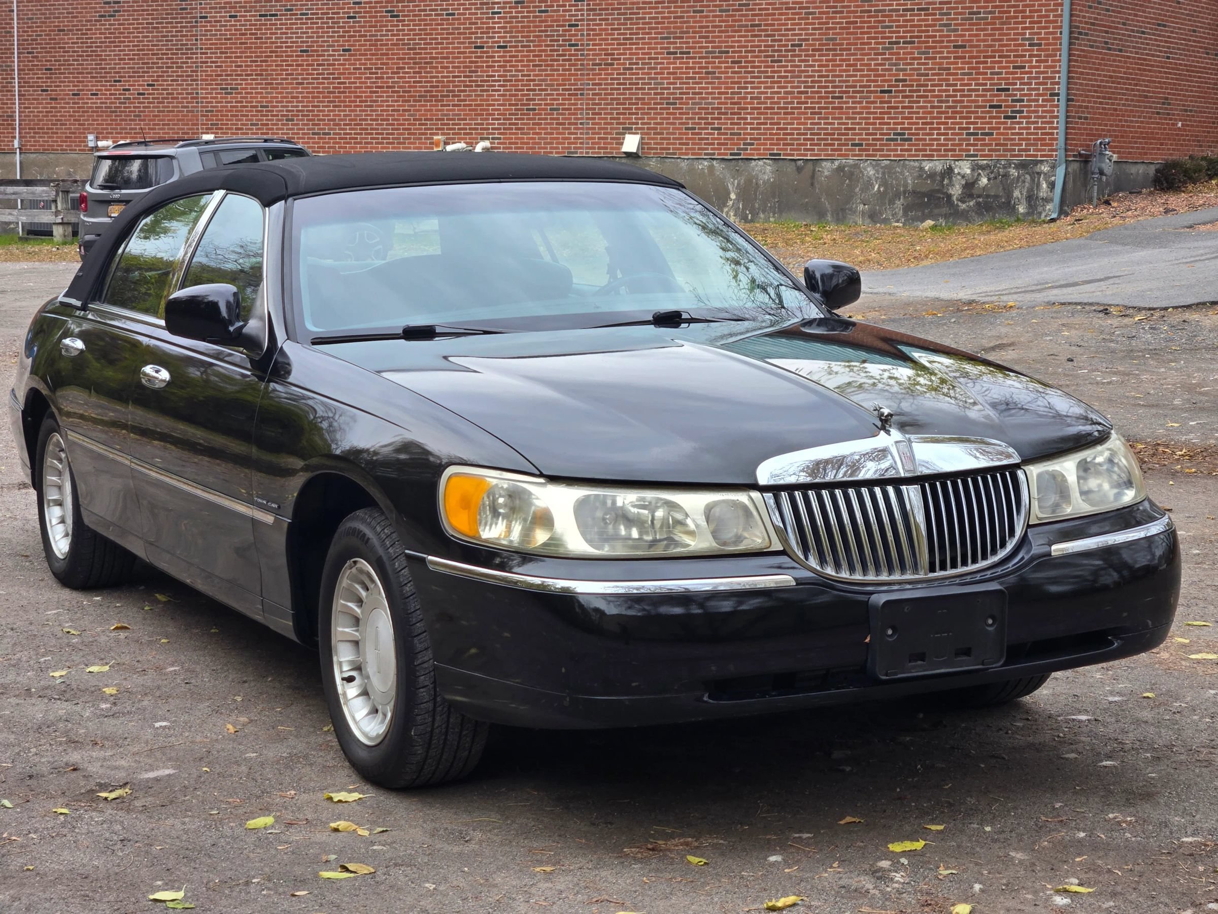 Used 2000 Lincoln Town Car Executive RWD image 8
