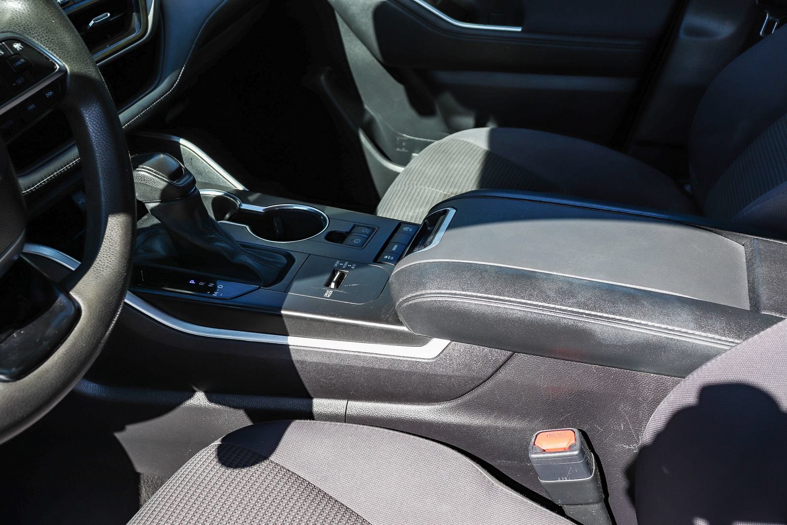 Used 2021 Toyota Highlander L FWD image 23