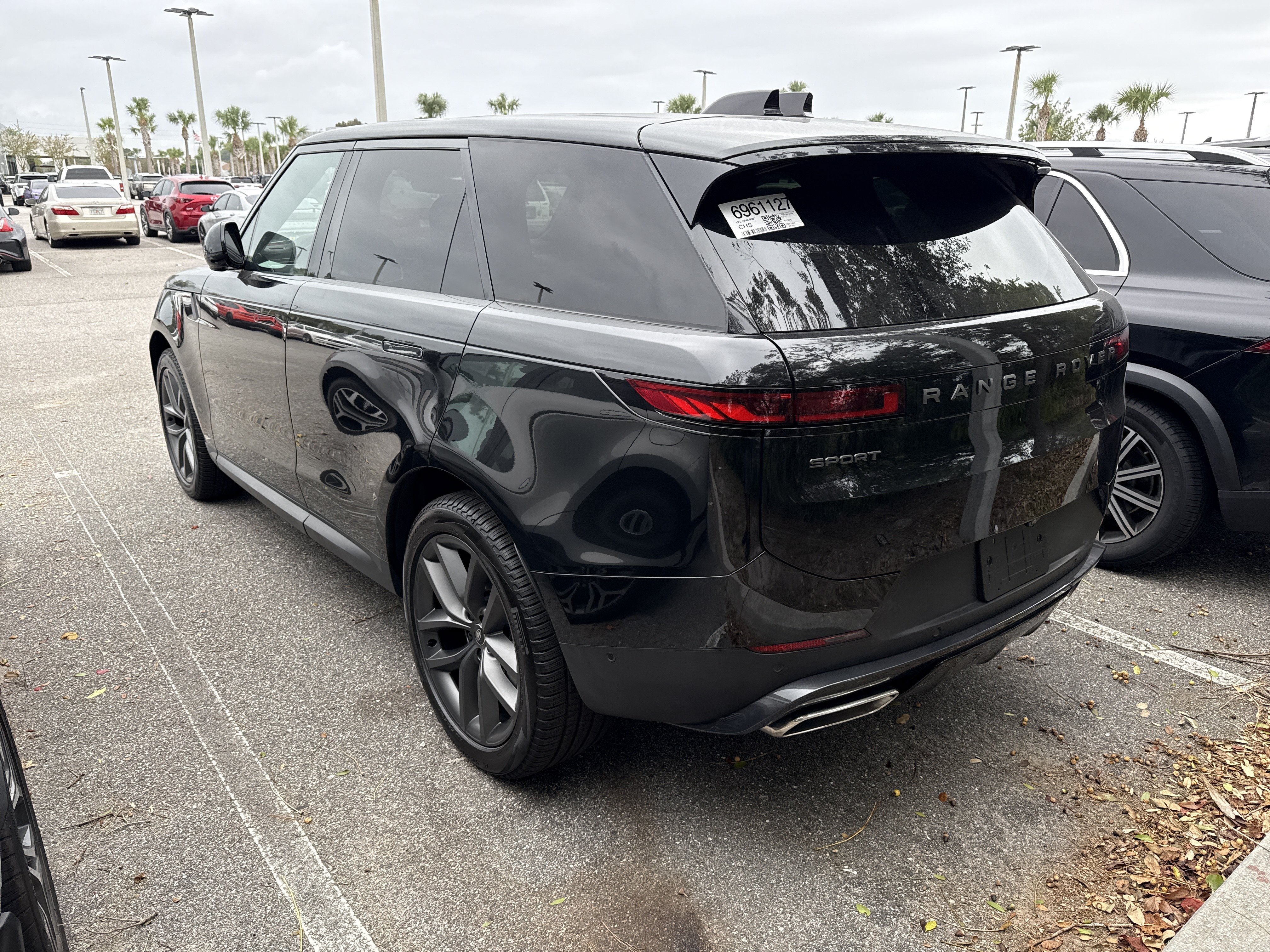 Used 2025 Land Rover Range Rover Sport SE AWD/4WD image 4