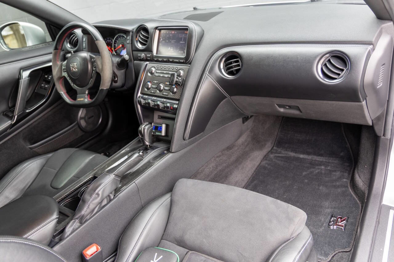 Used 2016 Nissan GT-R Premium image 2