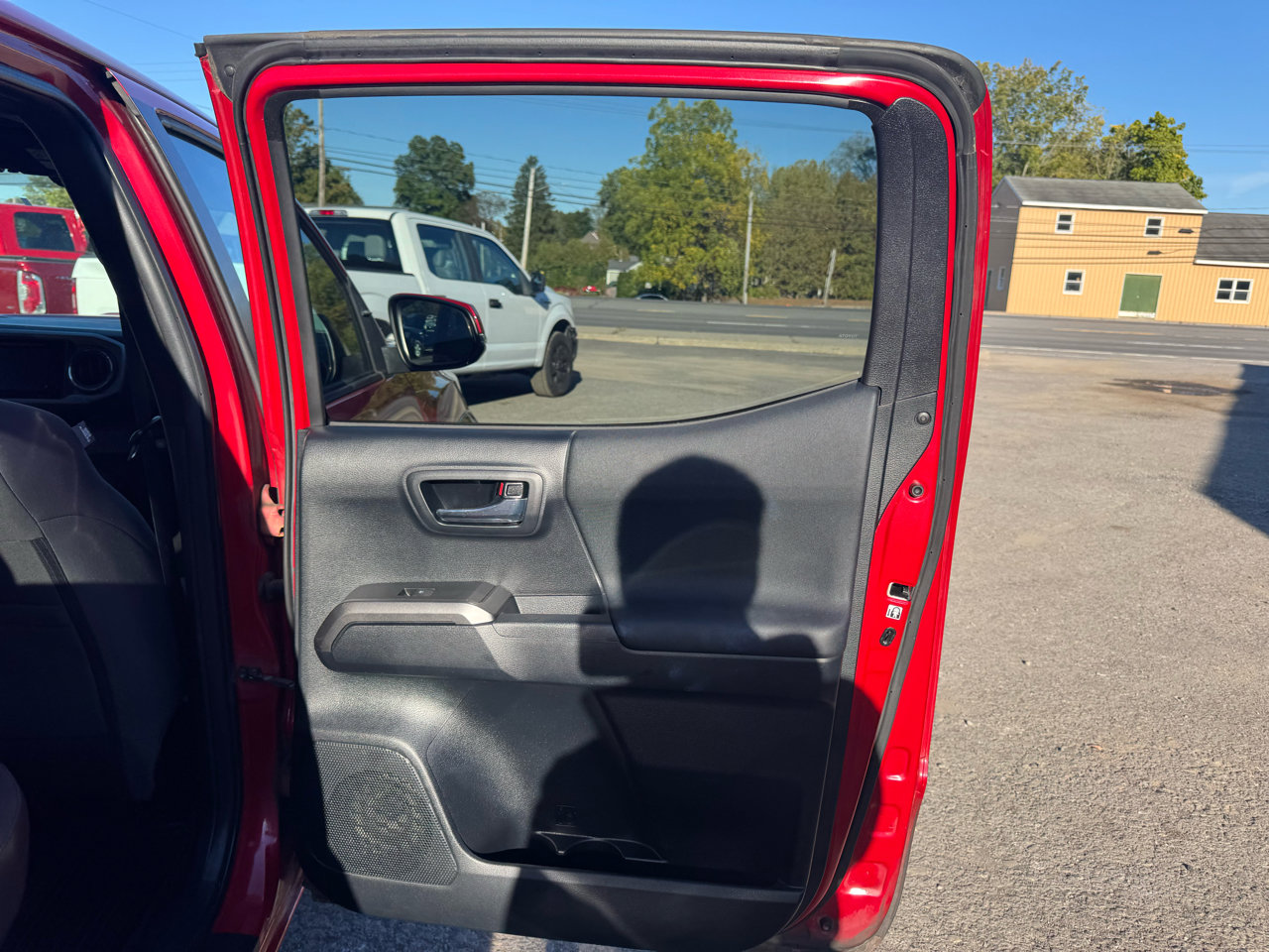Used 2016 Toyota Tacoma TRD Sport image 17