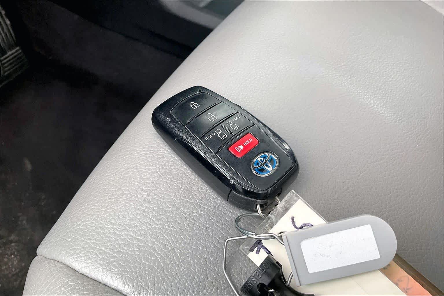 Used 2025 Toyota Sienna XLE FWD image 14