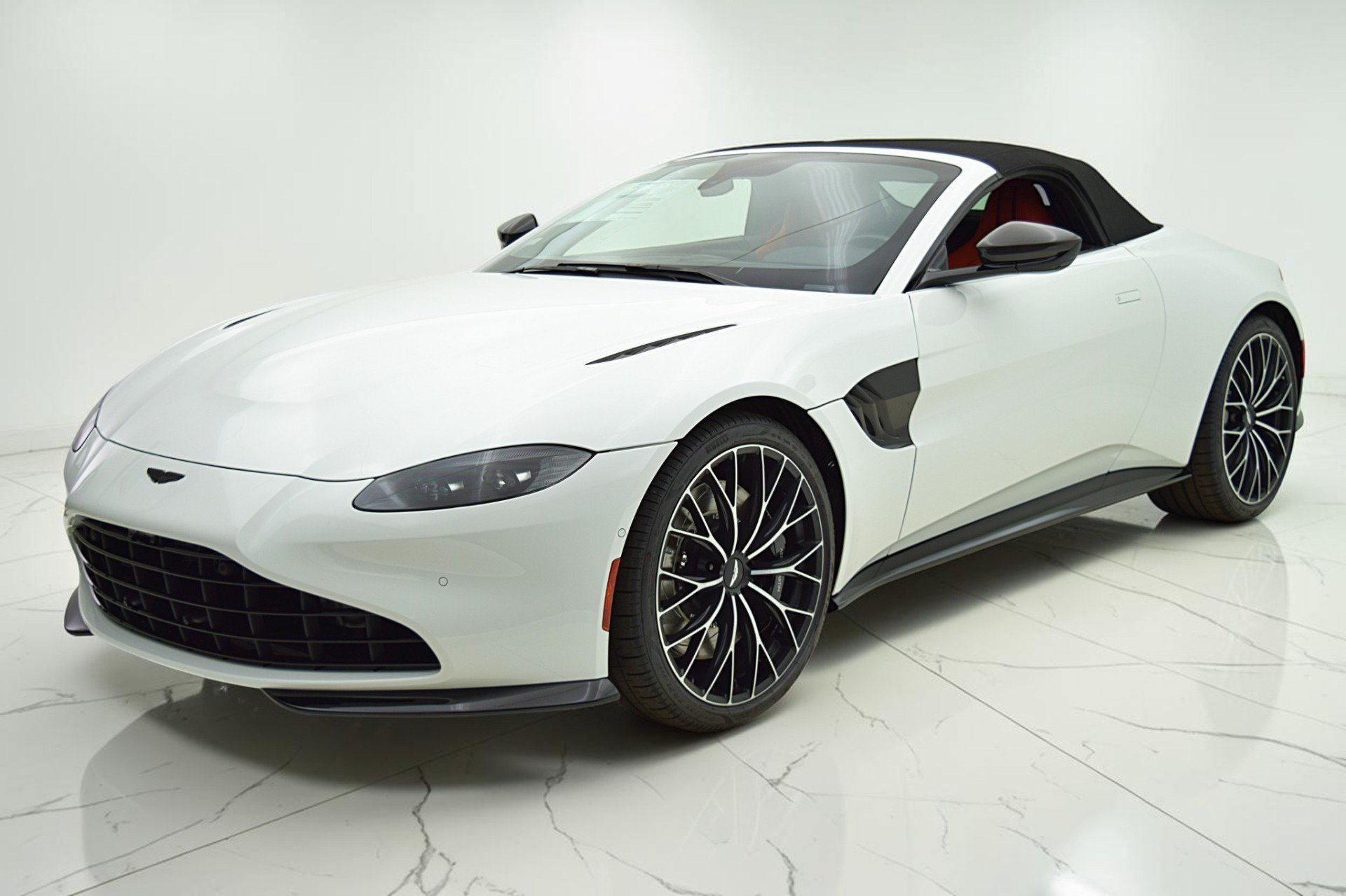 Used 2023 Aston Martin V8 Vantage Roadster RWD image 15