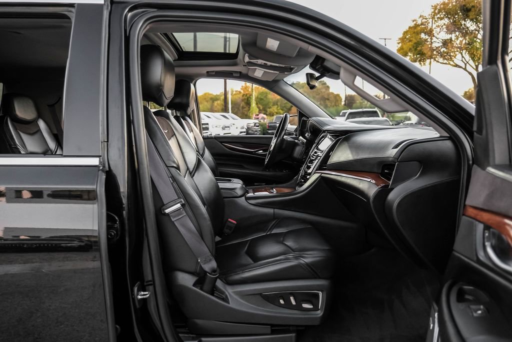 Used 2015 Cadillac Escalade Luxury image 34