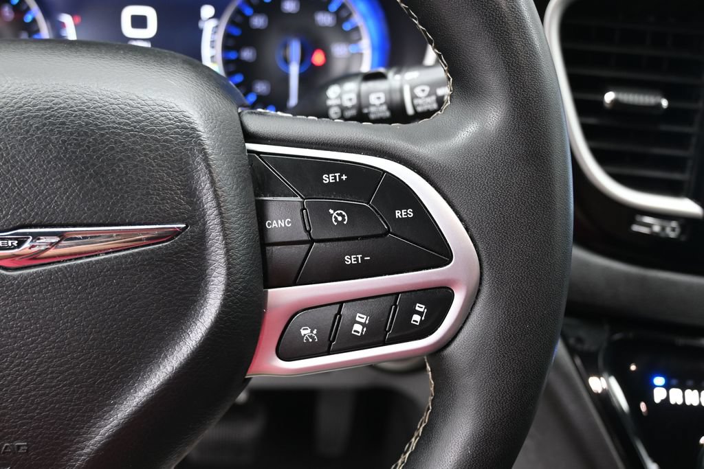 Used 2025 Chrysler Pacifica Select FWD image 18