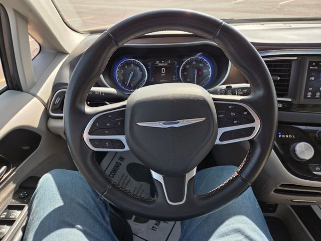 Used 2018 Chrysler Pacifica Touring-L FWD image 17