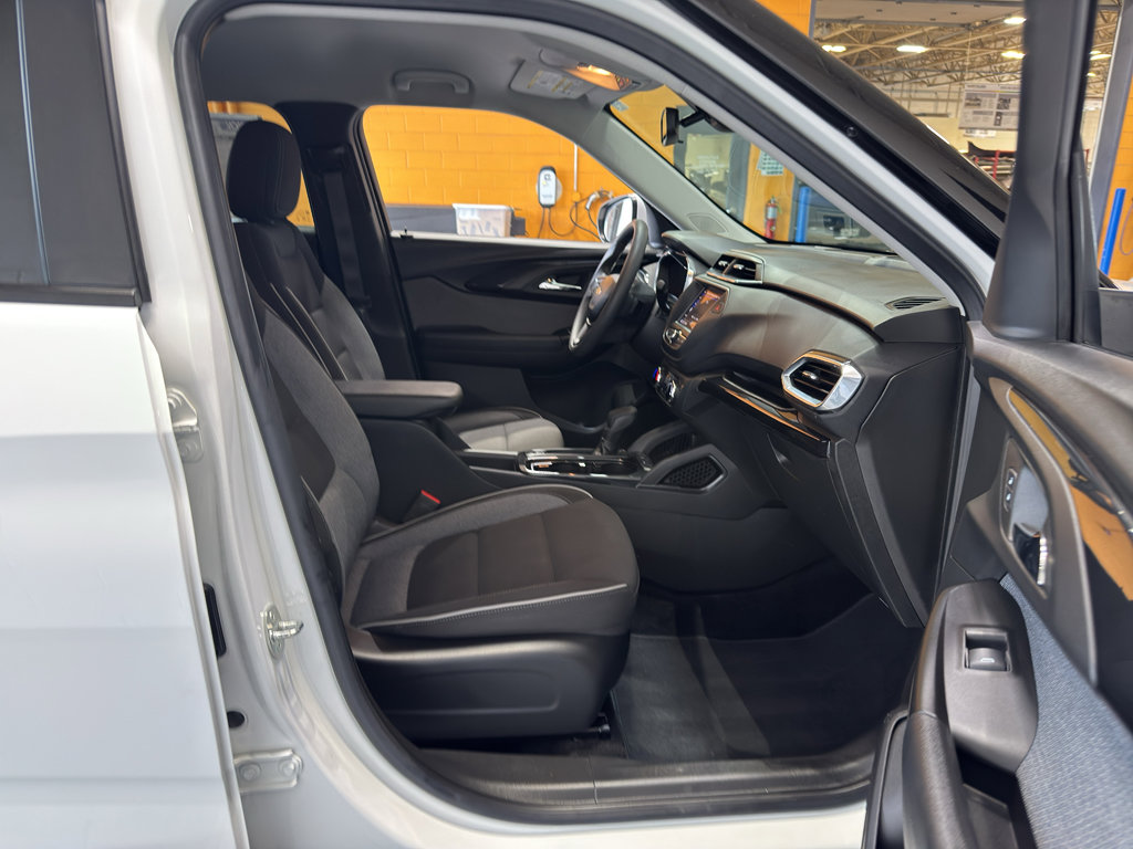Used 2023 Chevrolet TrailBlazer LT FWD image 16