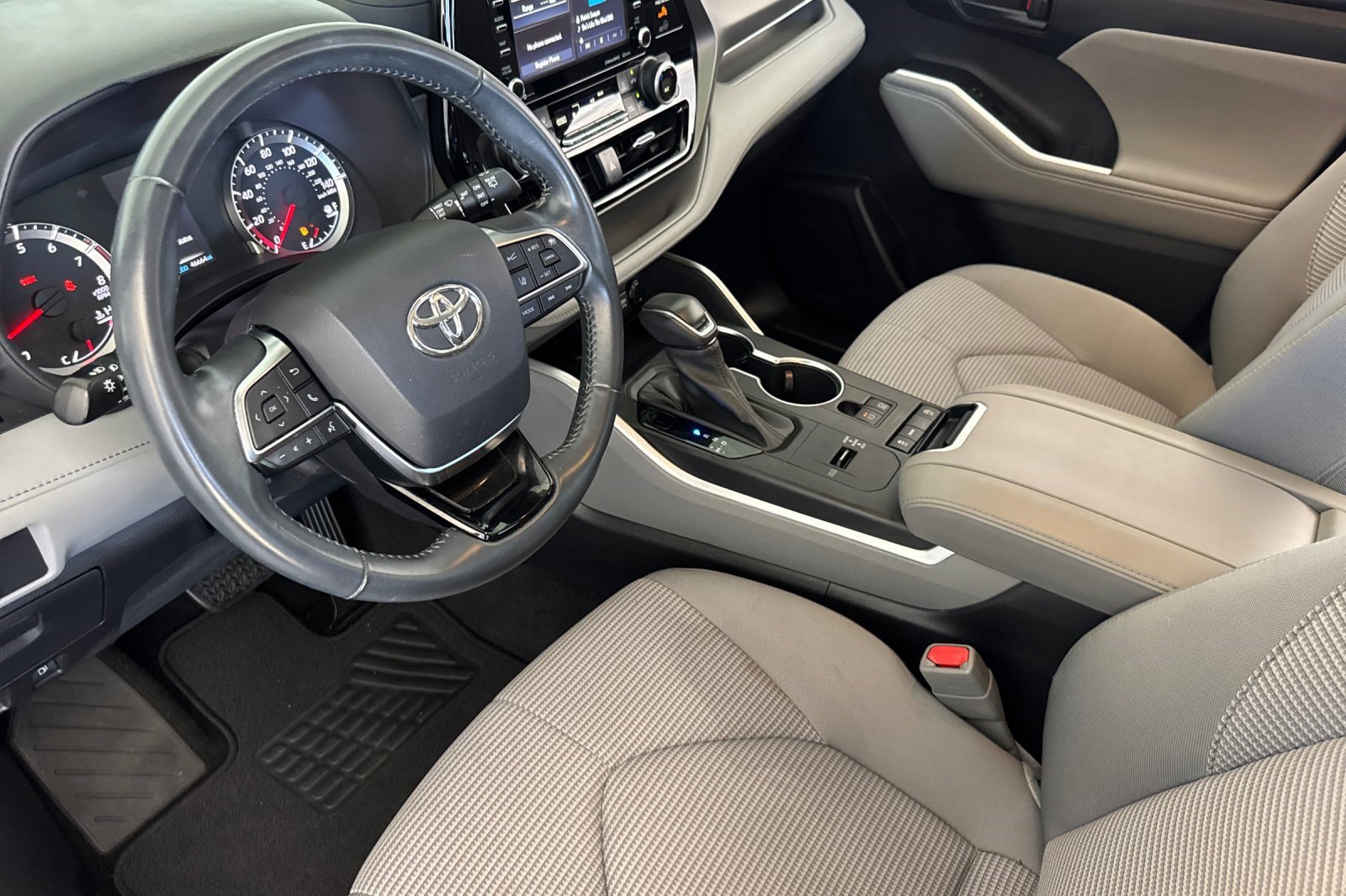 Used 2021 Toyota Highlander LE FWD image 4