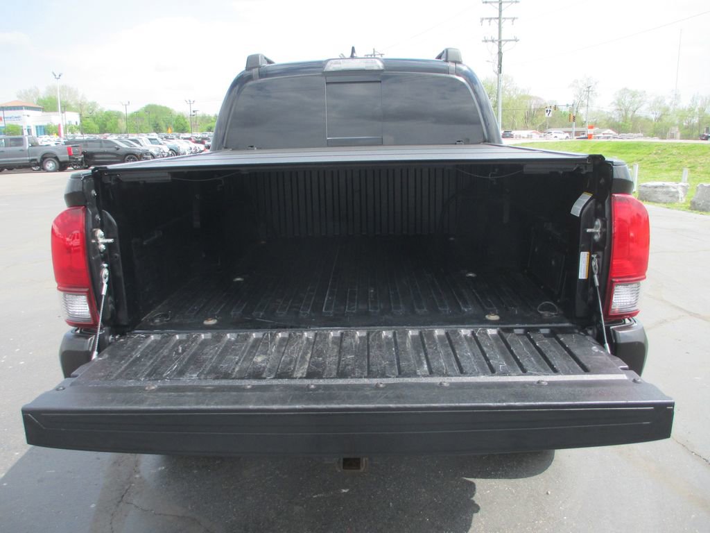 Used 2019 Toyota Tacoma SR5 AWD/4WD image 8