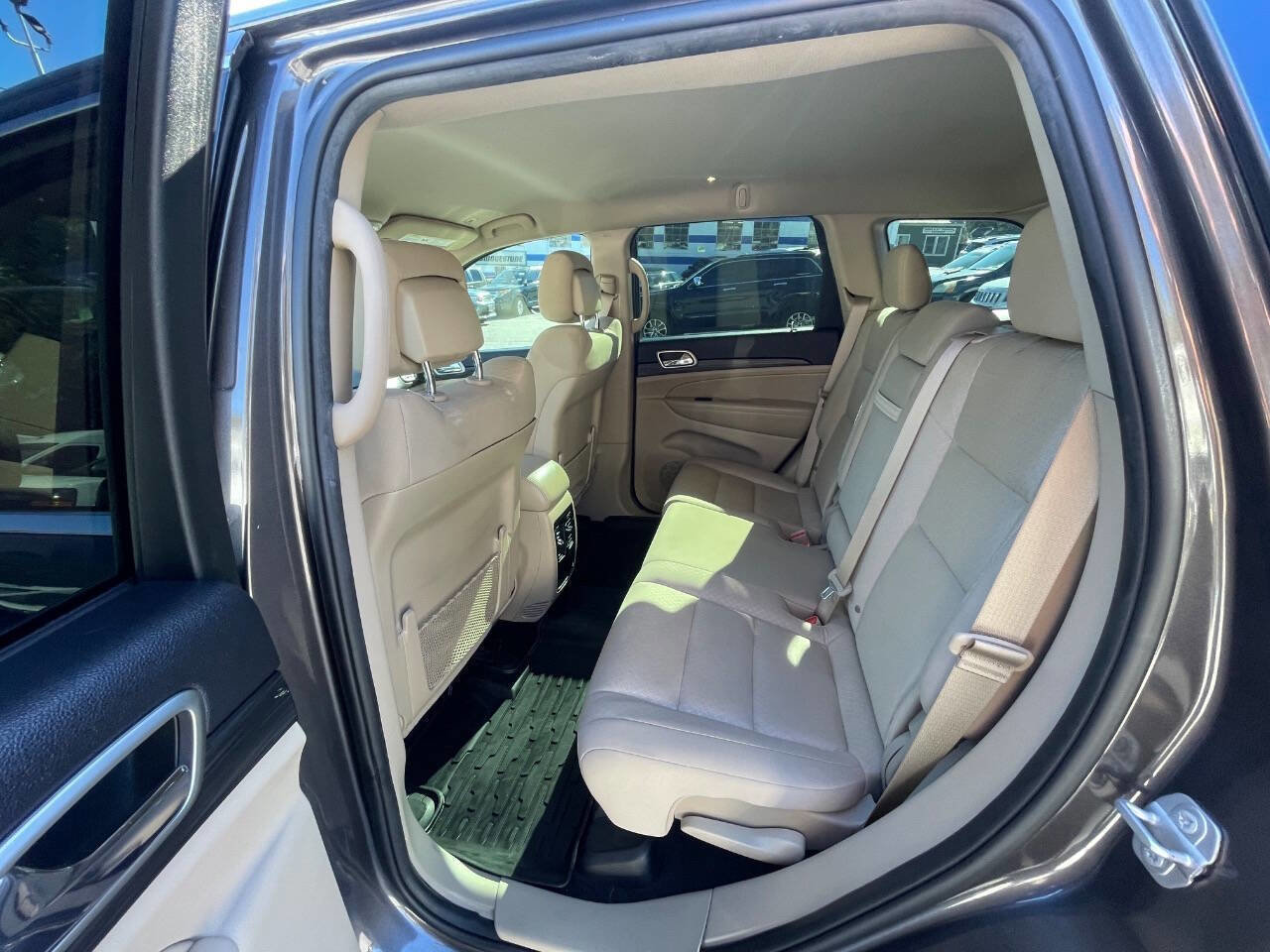 Used 2019 Jeep Grand Cherokee Laredo image 25