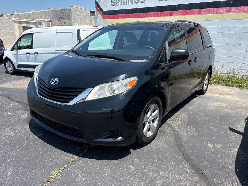 Used 2017 Toyota Sienna LE FWD image 1