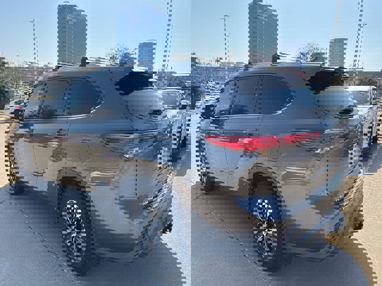 Used 2020 Toyota Highlander XLE image 5