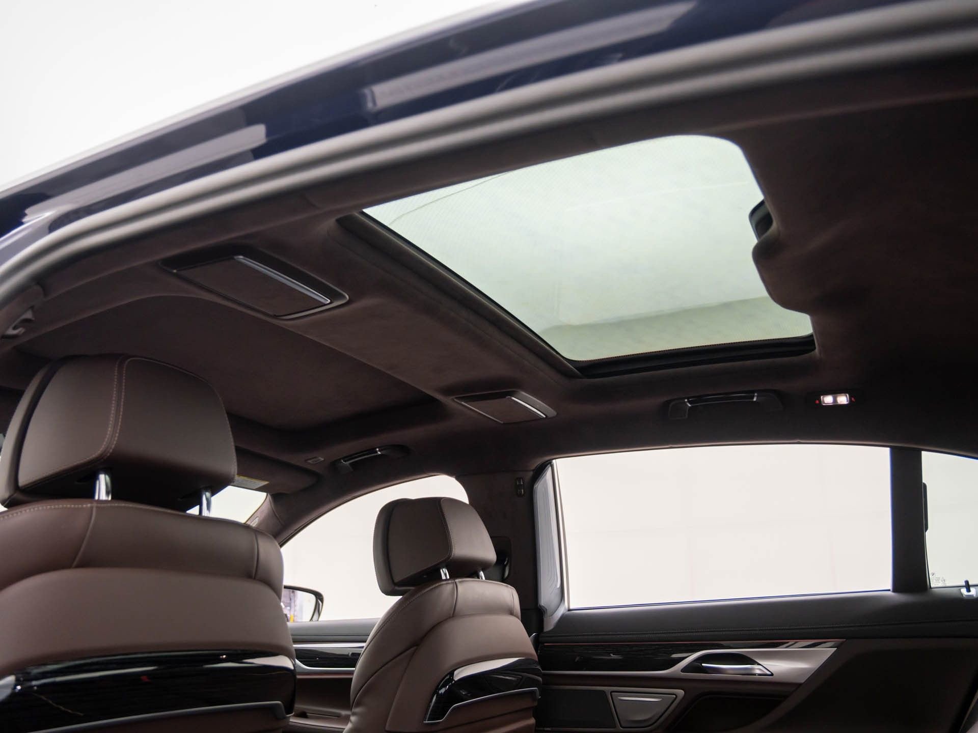 Certified 2022 BMW 750i xDrive w/ Luxury Rear Seating Package image 18