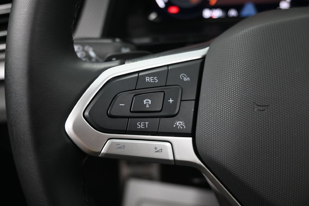 Used 2025 Volkswagen Atlas Peak Edition SE AWD/4WD image 19