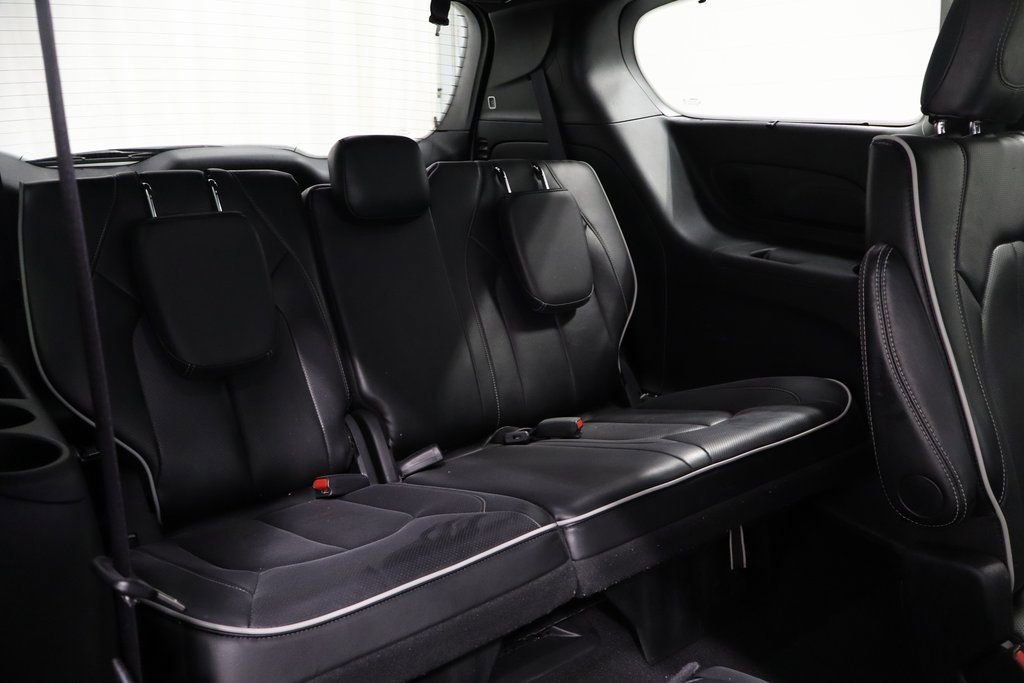 Used 2025 Chrysler Pacifica Limited image 17