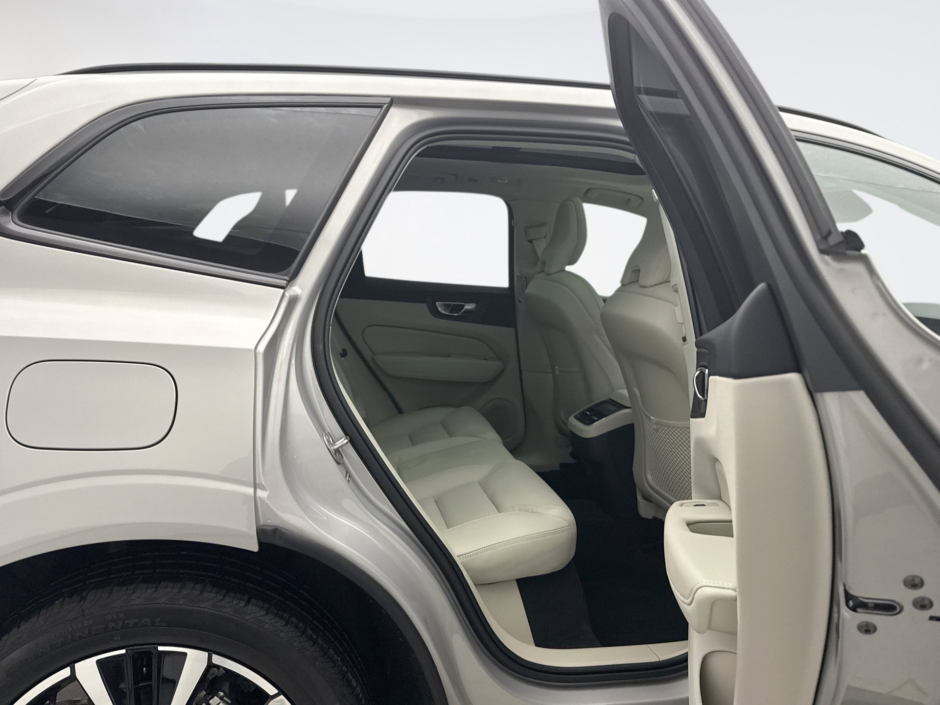 Used 2025 Volvo XC60 B5 Ultra w/ Climate Package image 20