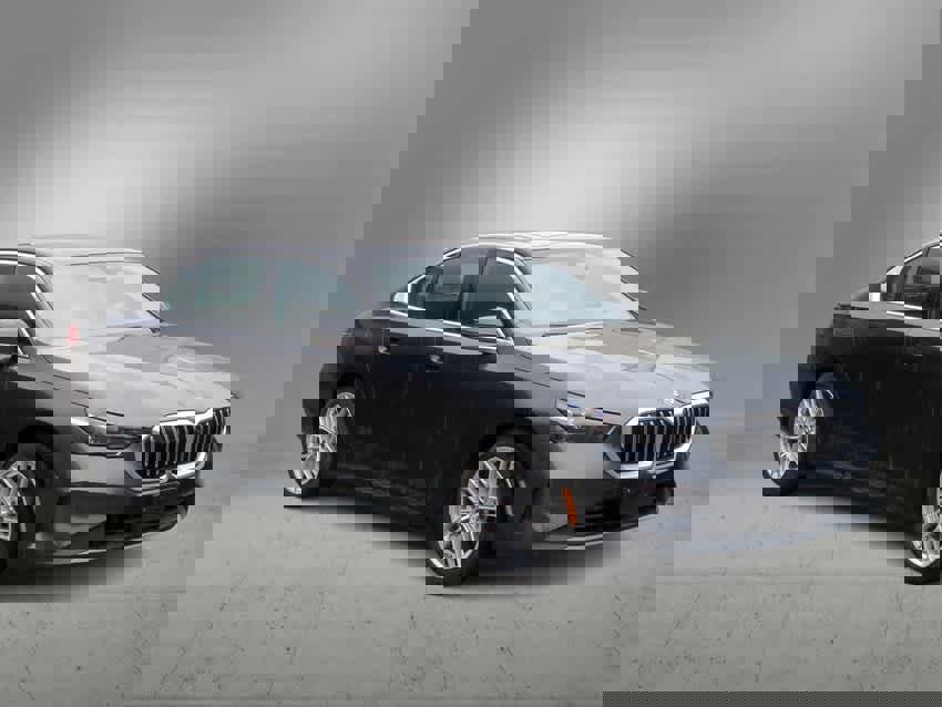 Used 2025 BMW 530i xDrive w/ Premium Package image 2