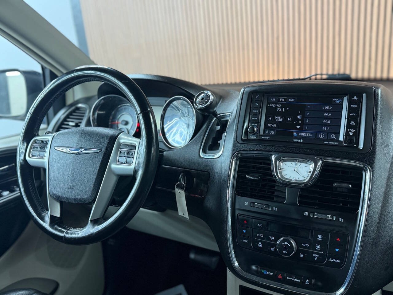 Used 2015 Chrysler Town & Country Touring w/ Driver Convenience Group FWD image 5