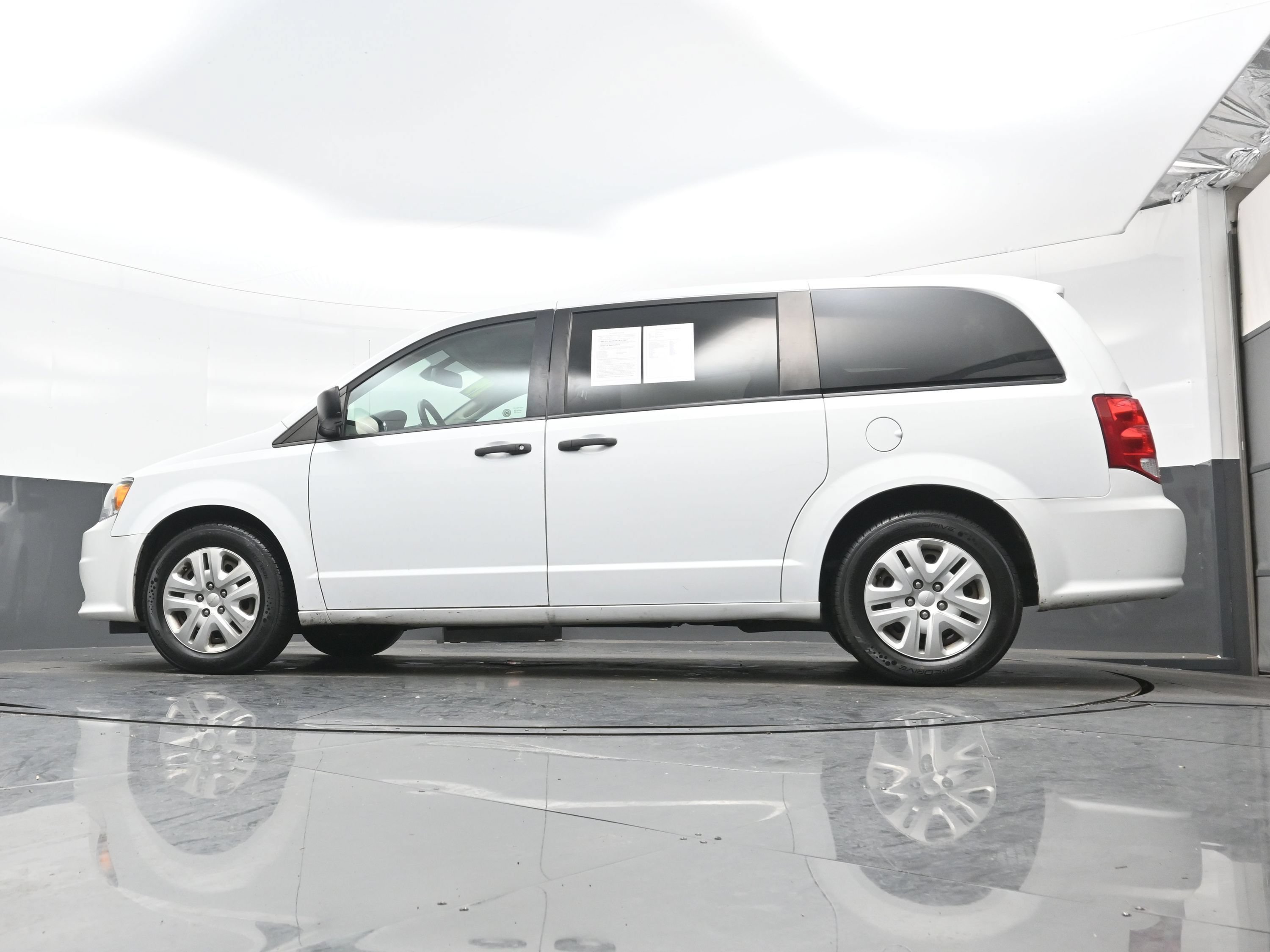 Used 2019 Dodge Grand Caravan SE w/ UConnect Hands-Free Group FWD image 24