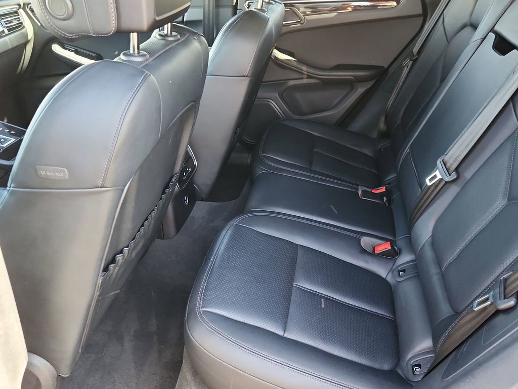 Used 2024 Porsche Macan AWD/4WD image 10