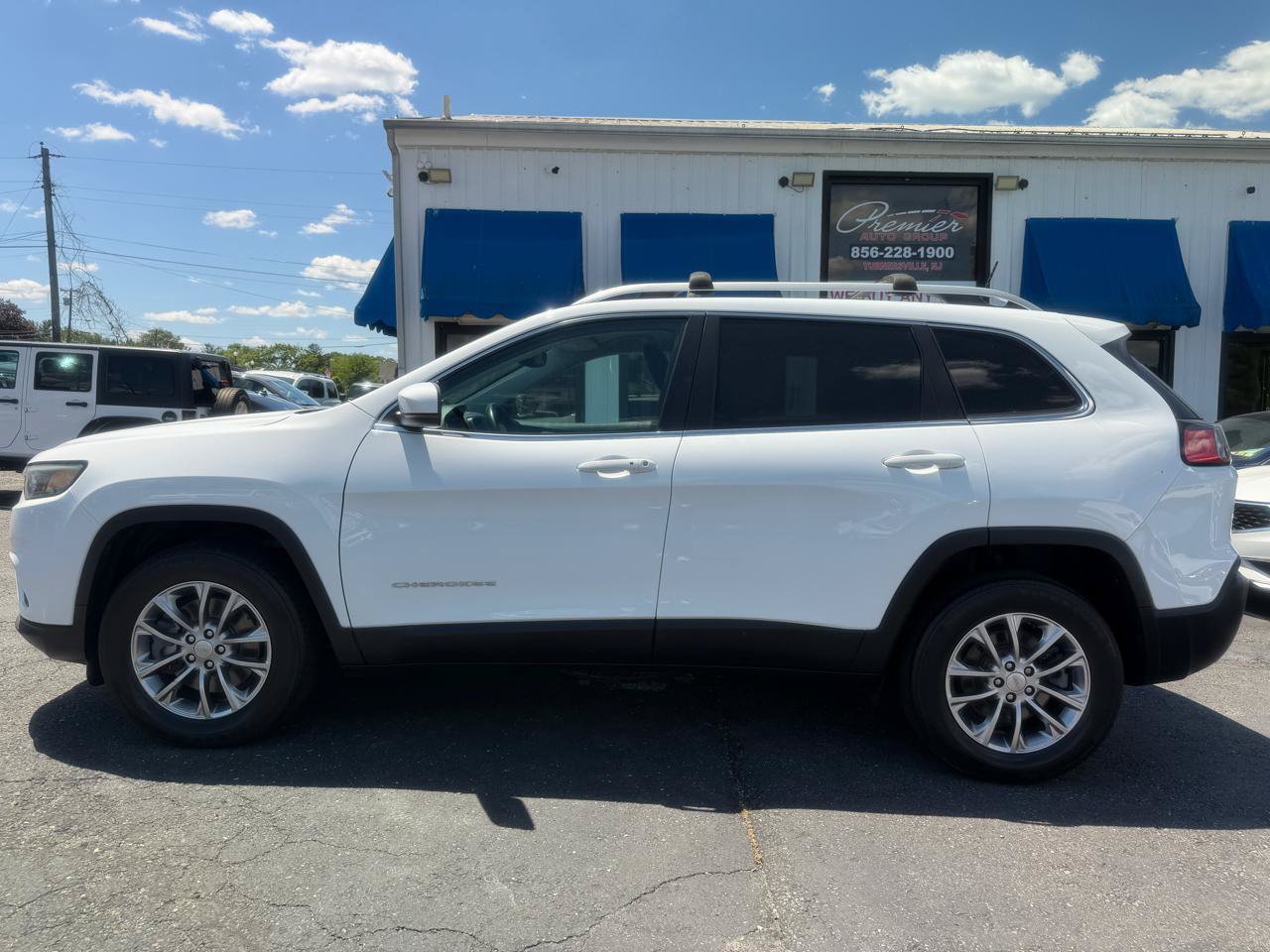 Used 2019 Jeep Cherokee Latitude Plus w/ Comfort/Convenience Group AWD/4WD image 8