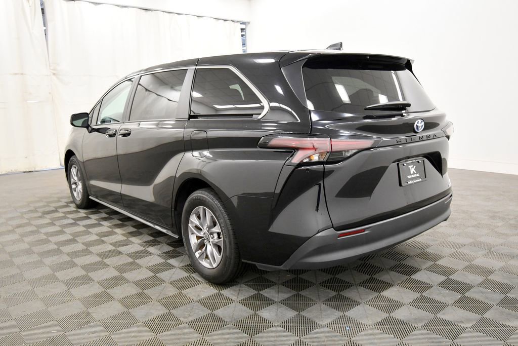 Used 2024 Toyota Sienna LE FWD image 5
