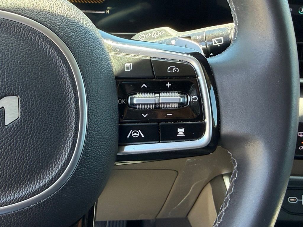 Used 2026 Kia Carnival EX FWD image 23