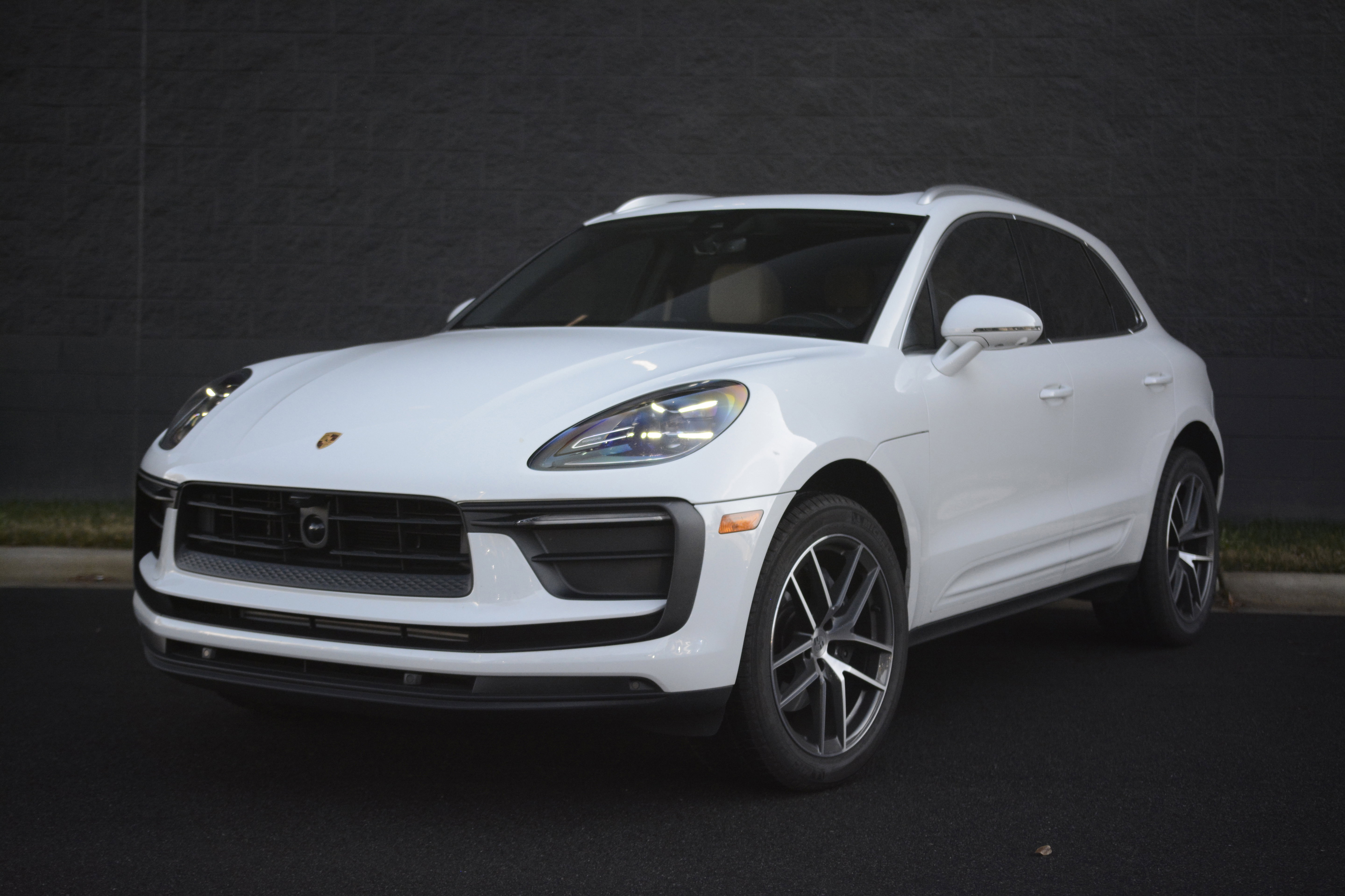 Certified 2025 Porsche Macan image 1