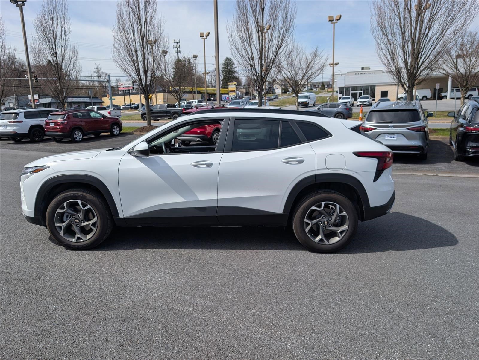 Used 2025 Chevrolet Trax LT w/ Driver Confidence Package image 6