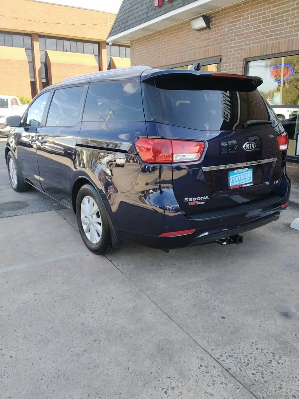 Used 2018 Kia Sedona LX w/ LX Essentials Premium Package image 2