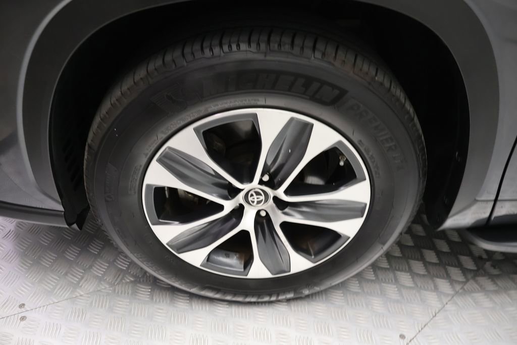 Used 2021 Toyota Highlander XLE FWD image 4