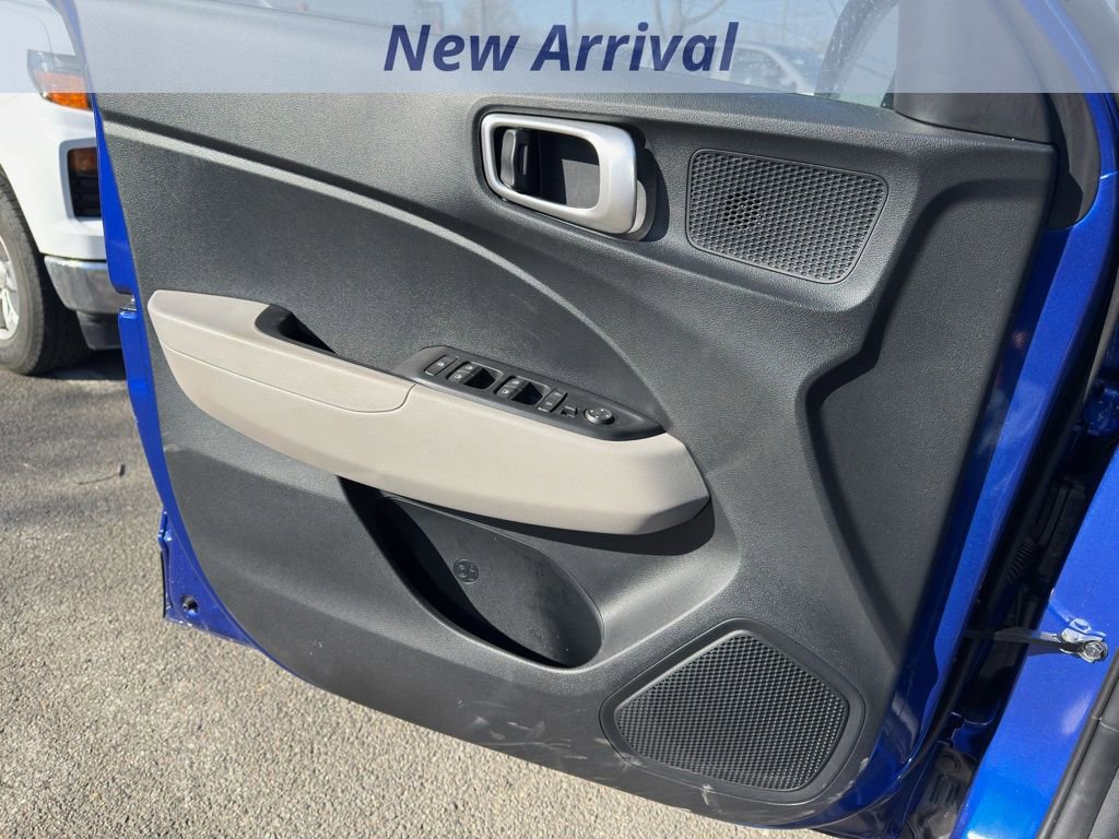 Used 2025 Hyundai Venue SEL image 11