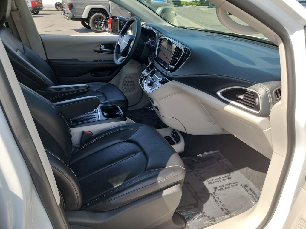 Used 2024 Chrysler Pacifica Select image 18