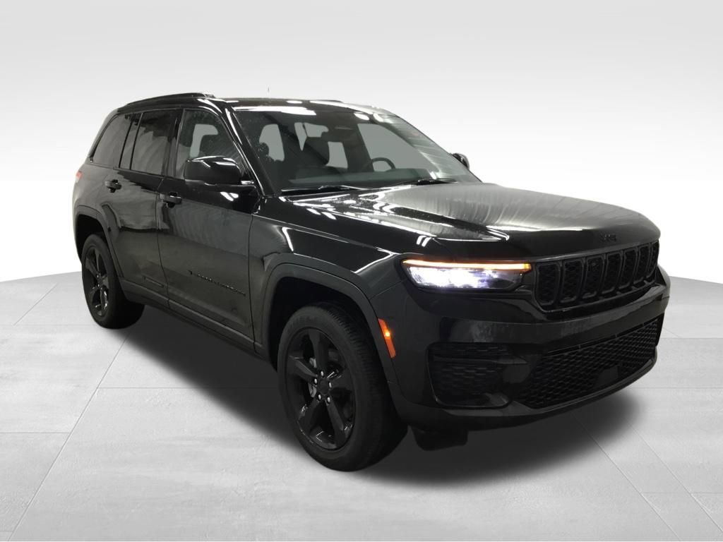 Used 2023 Jeep Grand Cherokee Altitude AWD/4WD image 3