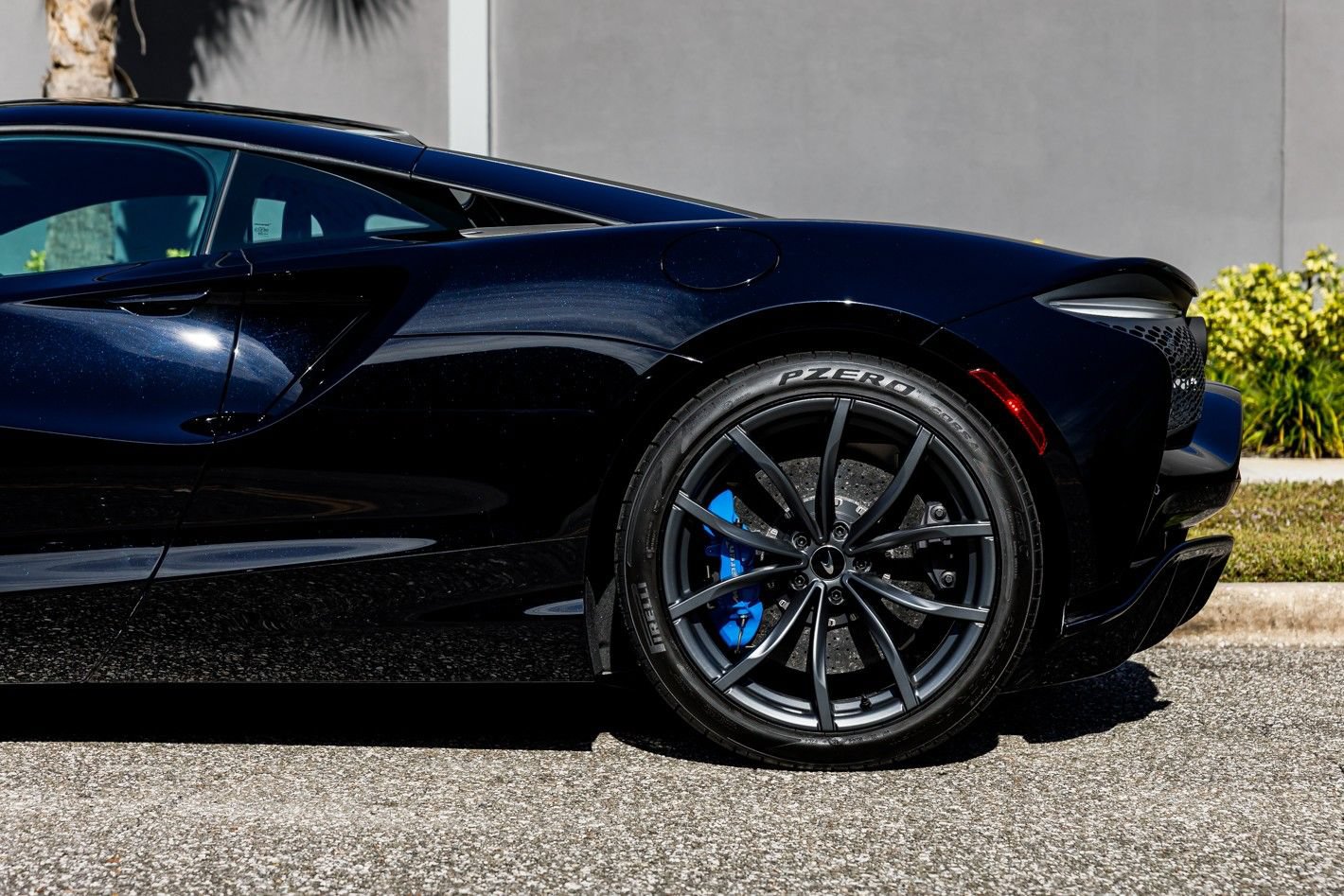 Used 2023 McLaren Artura RWD image 17