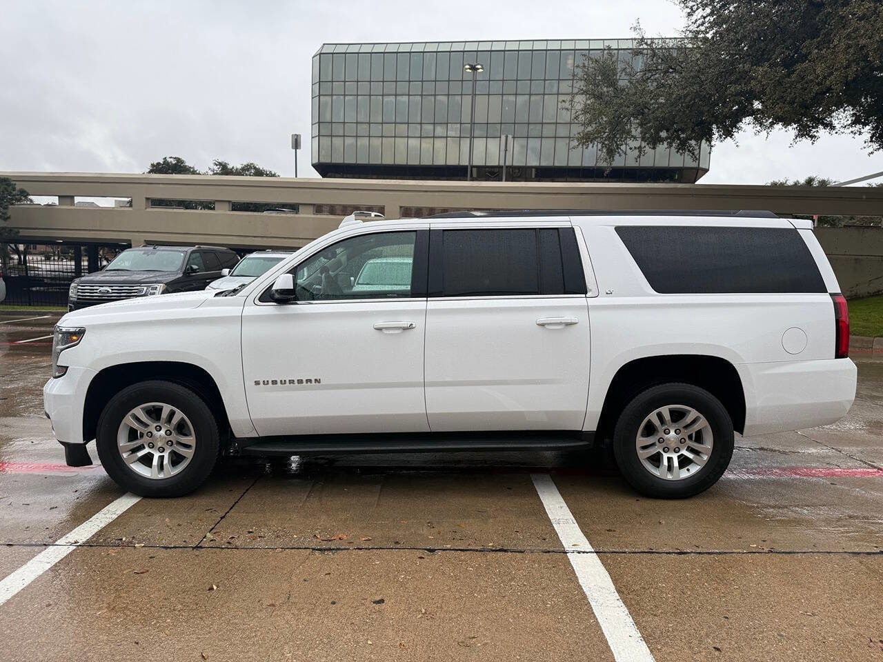 Used 2018 Chevrolet Suburban LT image 3