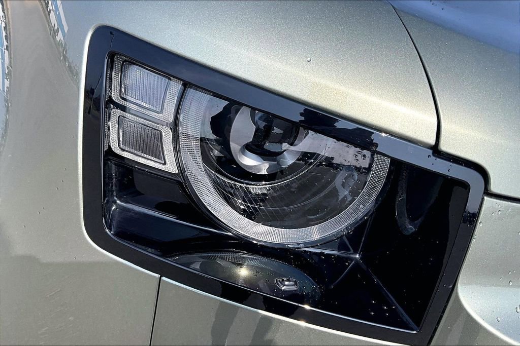 Used 2023 Land Rover Defender 130 SE image 31