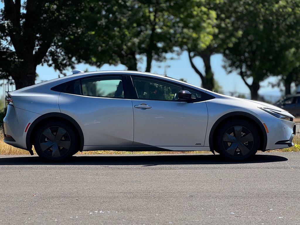 Used 2025 Toyota Prius LE AWD/4WD image 8