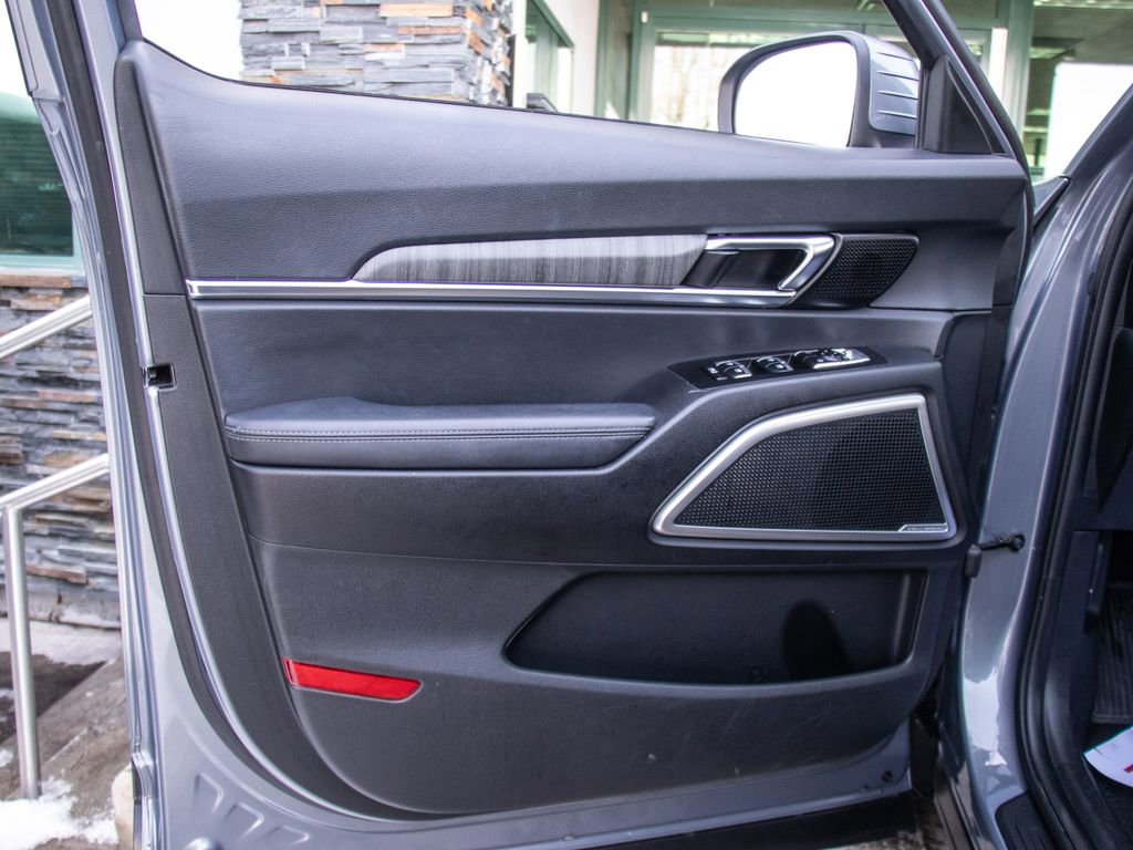 Used 2023 Kia Telluride EX w/ EX Captain's Chair Package image 9