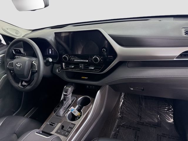 Used 2024 Toyota Highlander Platinum FWD image 30