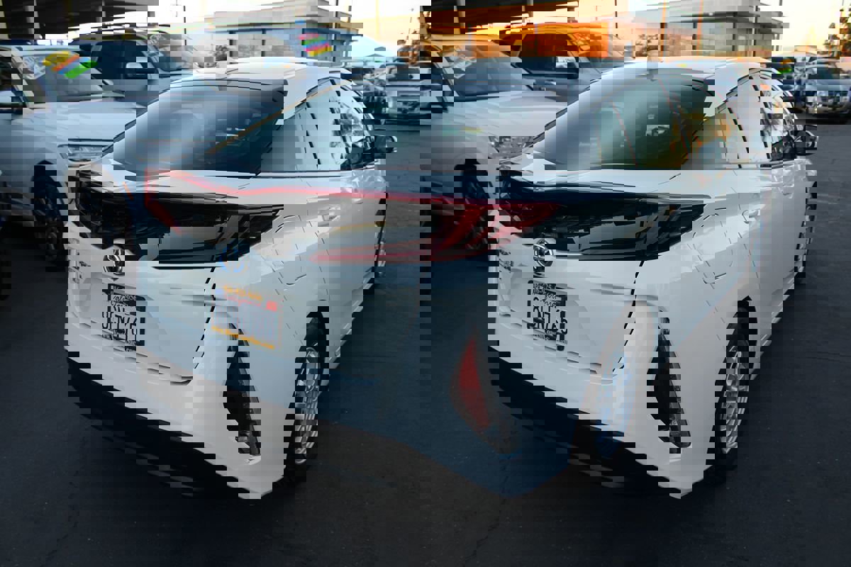 Used 2017 Toyota Prius Prime Premium image 7