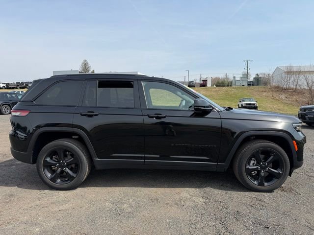 Used 2023 Jeep Grand Cherokee Altitude image 4