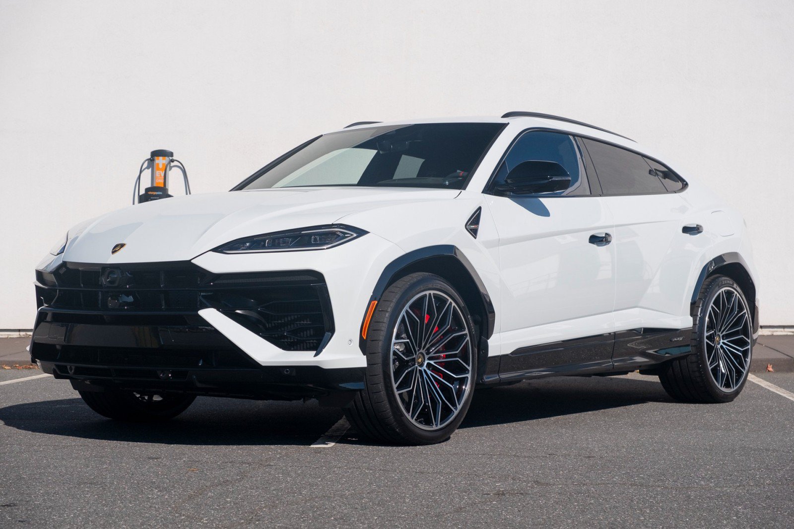 Used 2025 Lamborghini Urus SE AWD/4WD image 2